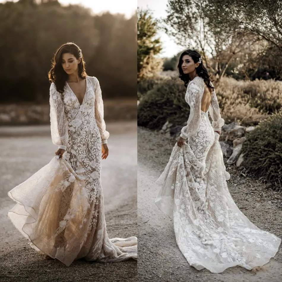 2020 Abiti da sposa country a maniche lunghe con scollo a V in pizzo Appliques Abiti da sposa sexy senza schienale Sweep Train A Line Beach Abiti da sposa