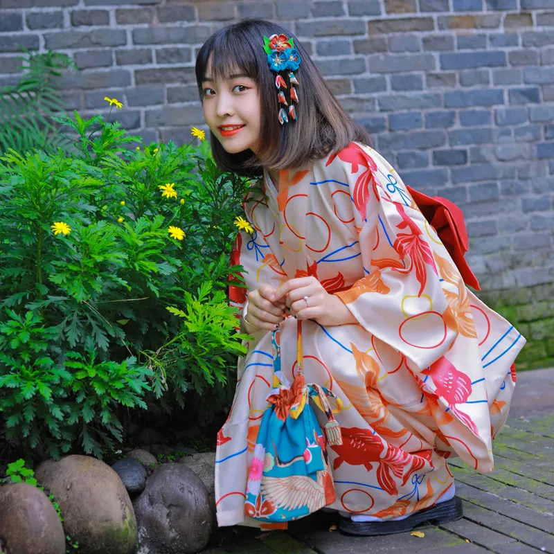 Cherry Beauty japanischer Kimono für Damen, formeller roter Goldfisch-Griff, modifizierte Kleidung, Standardversion, traditioneller Kimono, Japan-Mädchen