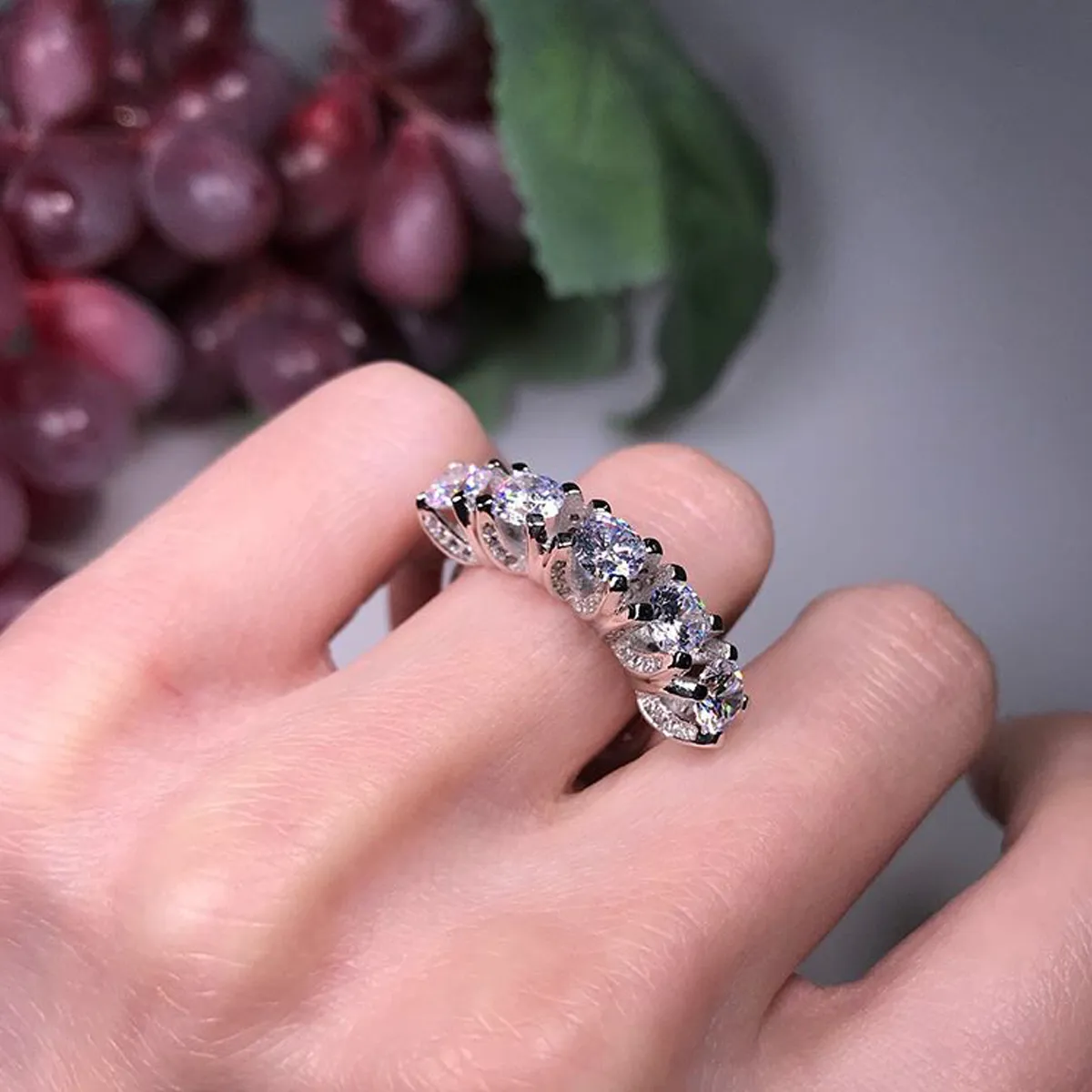 Fashion-925スターリングシルバーパウンズセッティング5ラウンドシミュレートダイヤモンドCZ Eternity Band婚約の結婚式の石のリングサイズ6,7,8