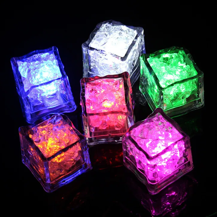 Os últimos cubos de gelo LED brilham quando entram na água, coloridas piscando gelo luzes cubo, necessário para festas, frete grátis