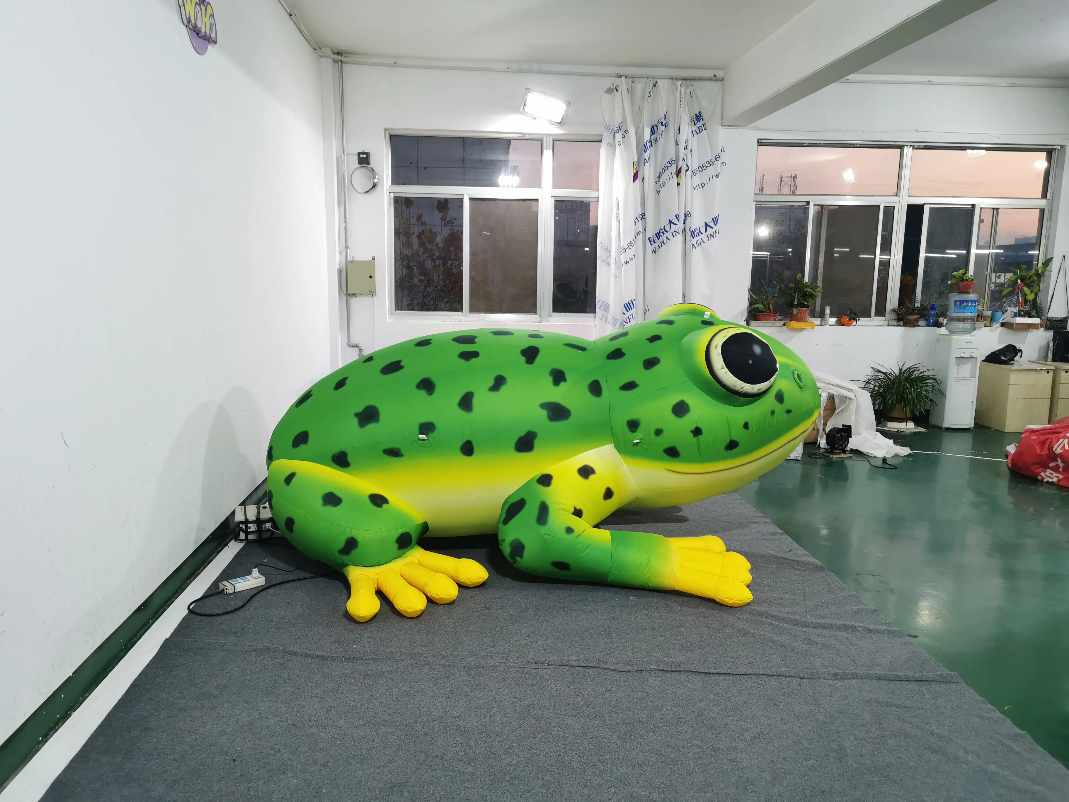 Grenouille gonflable verte de longueur de 2 5m avec la bande de LED pour la publicité Inflatables Ballloon Park Stage Decoration259G