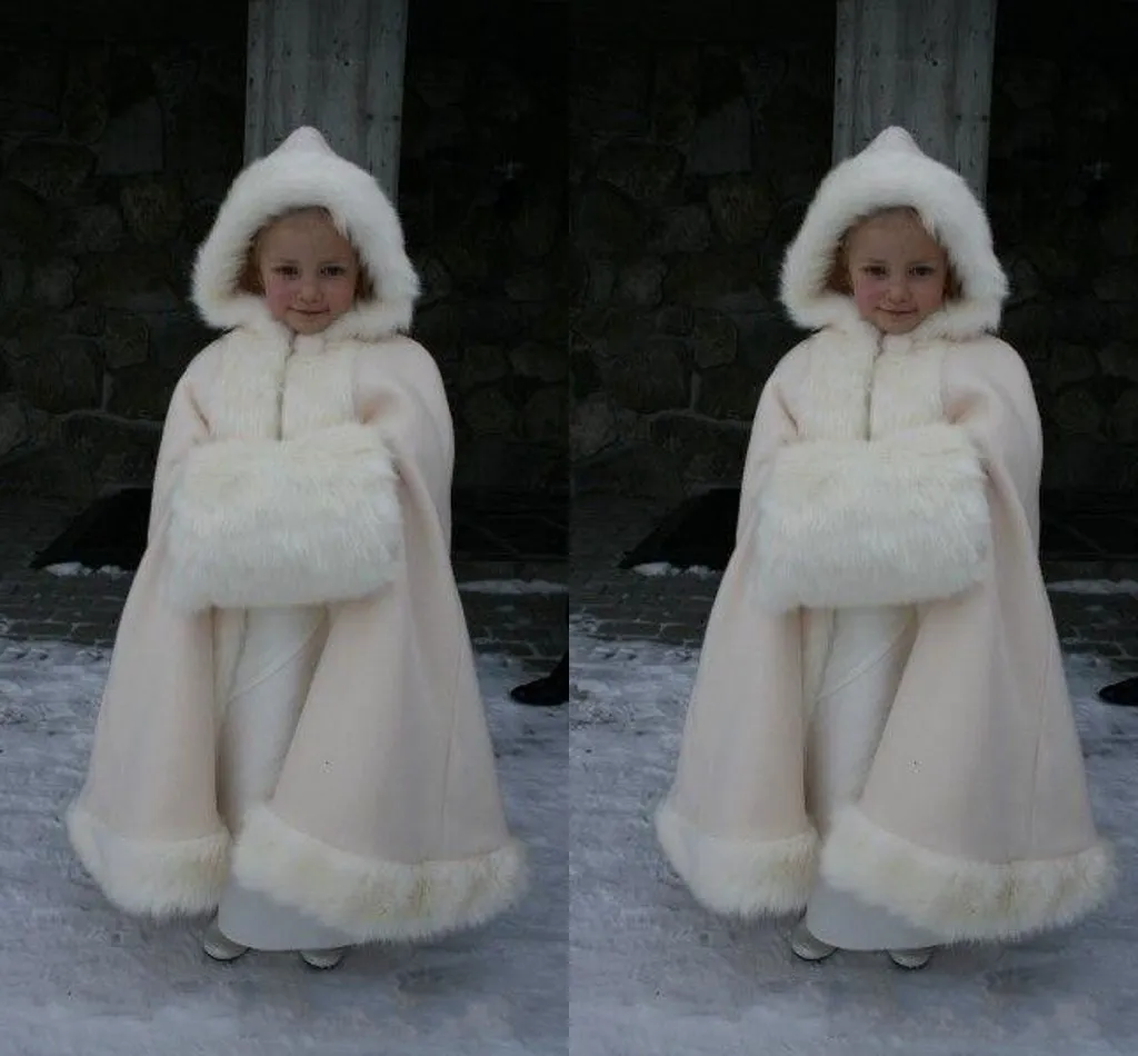 Billiga Hooded Flowers Girls Cape Wedding Jacket Wraps Lång med Muff Custom Christmas For Wedding Cloaks White Ivory Faux Fur Winter