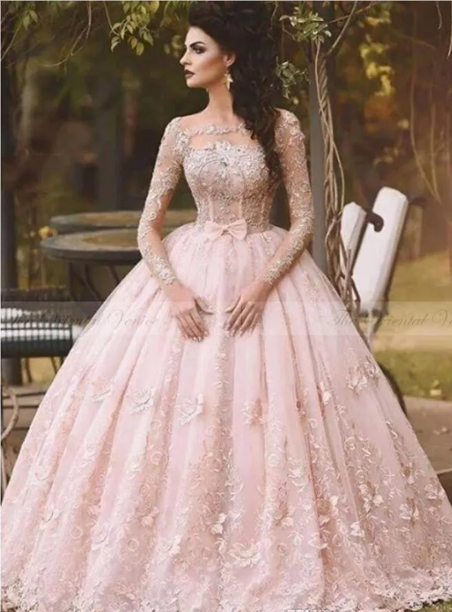 2020 Robes Blush Rose Dentelle Robe De Bal Robe De Quinceanera Manches Longues Col Bateau 3D Flore Princesse Robes De Mariée Arabe Robe De Soirée De Dubaï