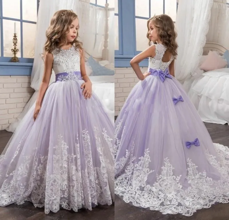 Neue lavendelfarbene Ballkleid-Blumenmädchenkleider, Spitze, Perlenapplikation, Pailletten, Juwelenausschnitt, Tüll, Schärpen, Kinderkleid, Erstkommunion-Kleider