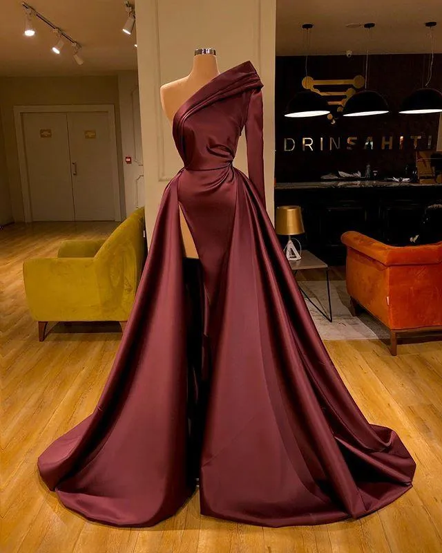 Arapça Seksi Bordo Saten Gelinlik Modelleri Bir Omuz Uzun Kollu Artı Boyutu Akşam elbise Yüksek Yan Bölünmüş Örgün Elbise Parti Abiye
