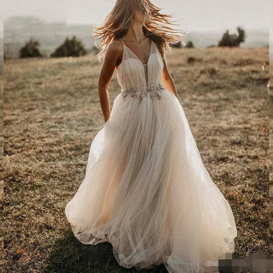 Strand nieuwste jurken v nek spaghetti strpas tule kralen kristallen vloer lengte landelijke bruiloftjurken vestido de novia estido