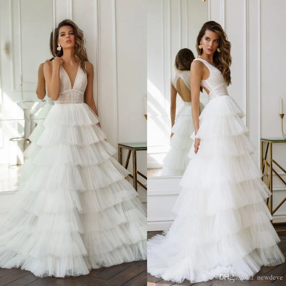 Splendidi abiti da sposa con torta bianca con scollo a V in pizzo con applicazioni di tulle a strati da sposa con scollo a barchetta e abito da sposa bohémien