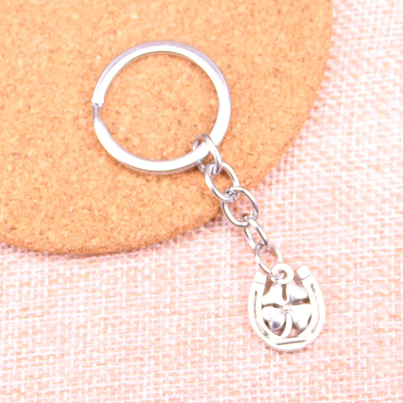 Ny nyckelring 18*15mm hästsko Lucky Clover Pendants Diy Men bil Key Chain Ring Holder Keyring souvenir smycken gåva