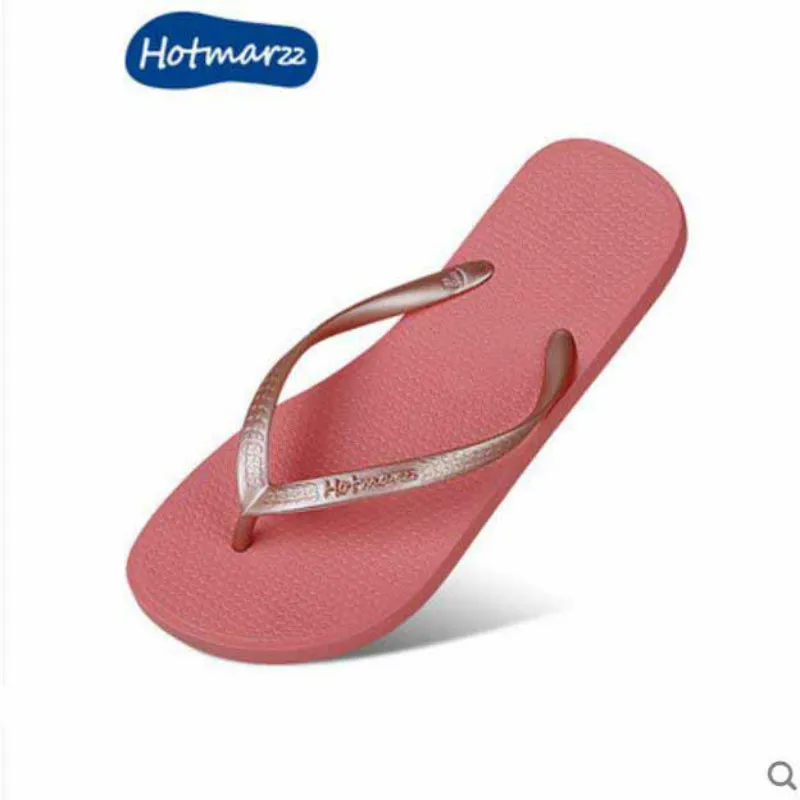 Flip-Flop. Blaue Sommerhausschuhe tragen rutschfeste Clips. Ziehen Sie das Badezimmer. Rote Strandpaare, Badesandalen und Hausschuhe. Klasse