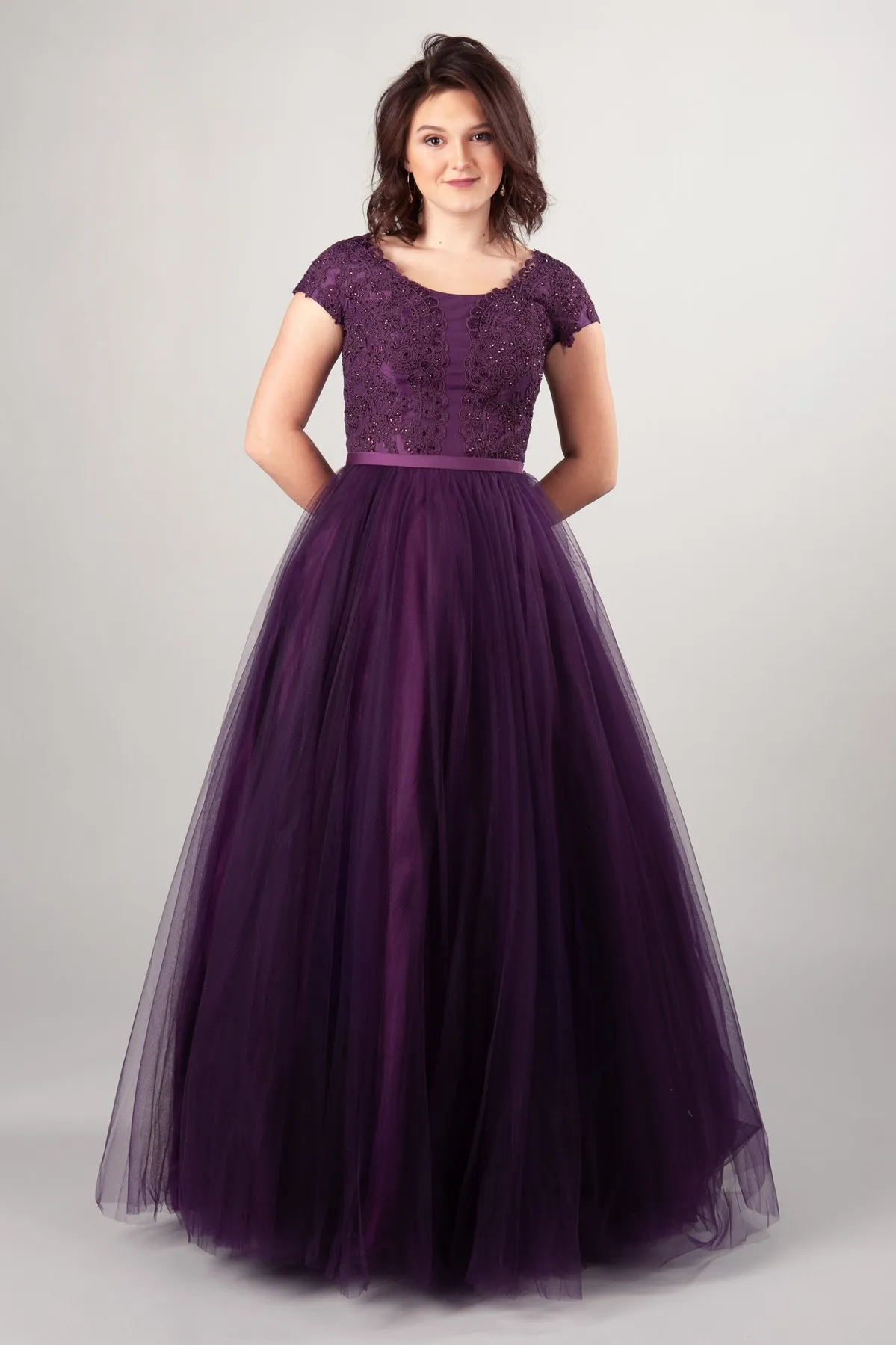 Violet Dentelle Tulle A-ligne Longues Robes De Bal Modestes Avec Des Mancherons Perlés Jewel Cou Etage Longueur Ados Robes De Soirée Modestes