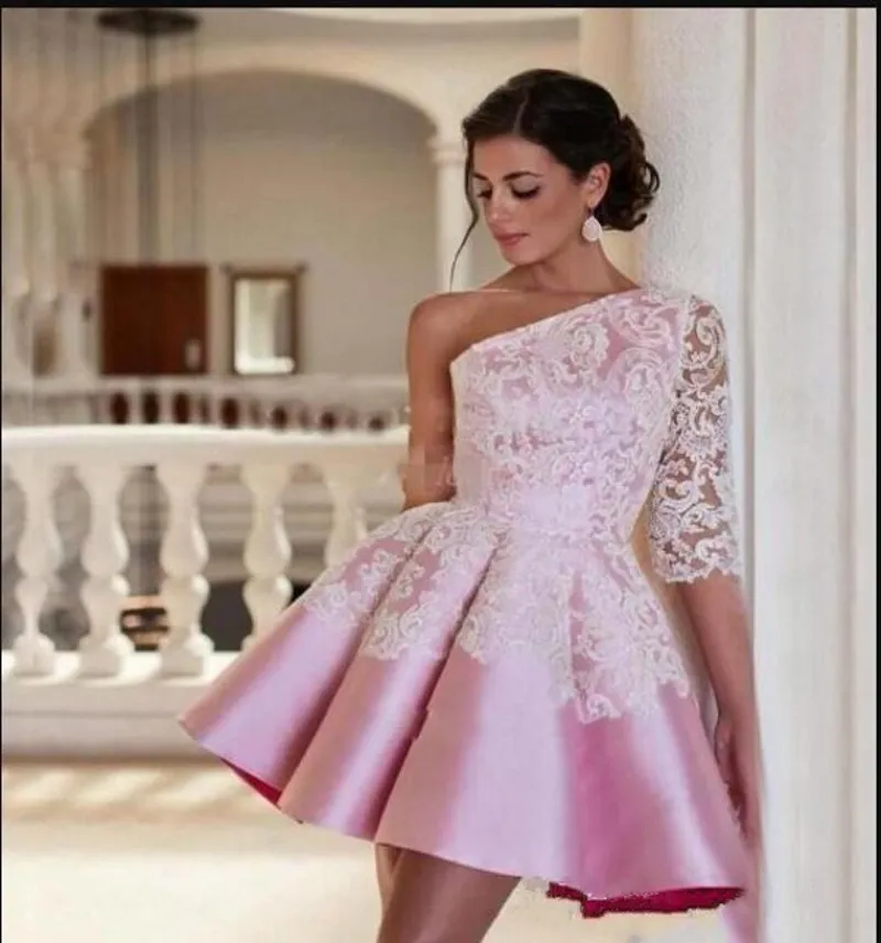 2018 formelle Winter-Abschlussballkleider, kurz, One-Shoulder-Ausschnitt mit halblangen Ärmeln, weiße Spitze, rosa Satin, Mädchen-Abschlussballkleider