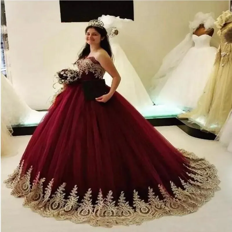 2020 Hochzeitskleid in Burgunderrot und Gold, Ballkleid, Brautkleid, herzförmiger Spitzensaum, bauschige Quinceanera-Kleider