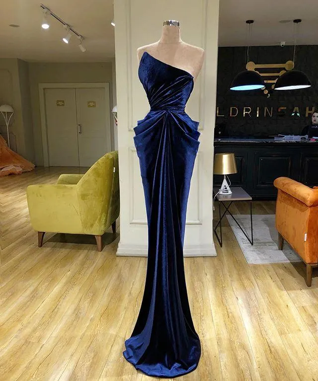 Arabo Dubai Blu Navy Abiti da sera senza spalline Guaina Velluto Lunghezza pavimento Increspato Ruffles Abito da sera Abiti da festa formale robes de soir￩e