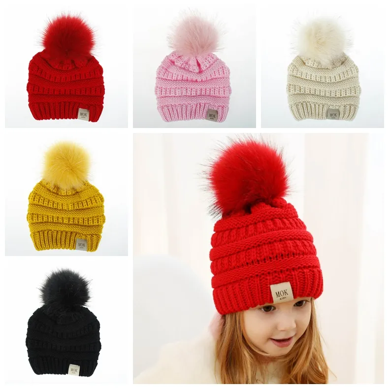 Düz renk sevimli bebek kız büyük tüy yumağı sıcak örgü Beanies kışın Çocuk Kız Erkek yürümeye başlayan moda tığ şapka kap kapakları