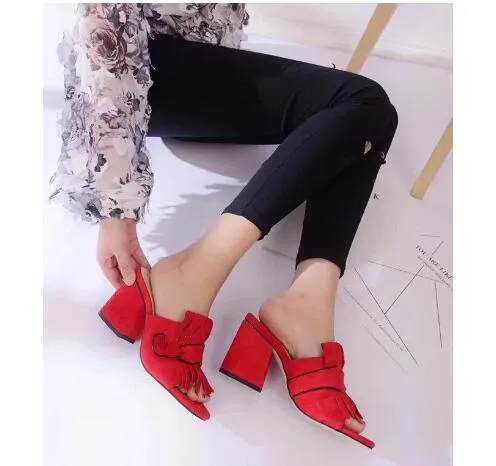 Hot Selling Classic Designer Style w różnych kolorach Premium Damskie damskie Sandały Moda Napis Metalowy Tassel Chunker Heel Slipper