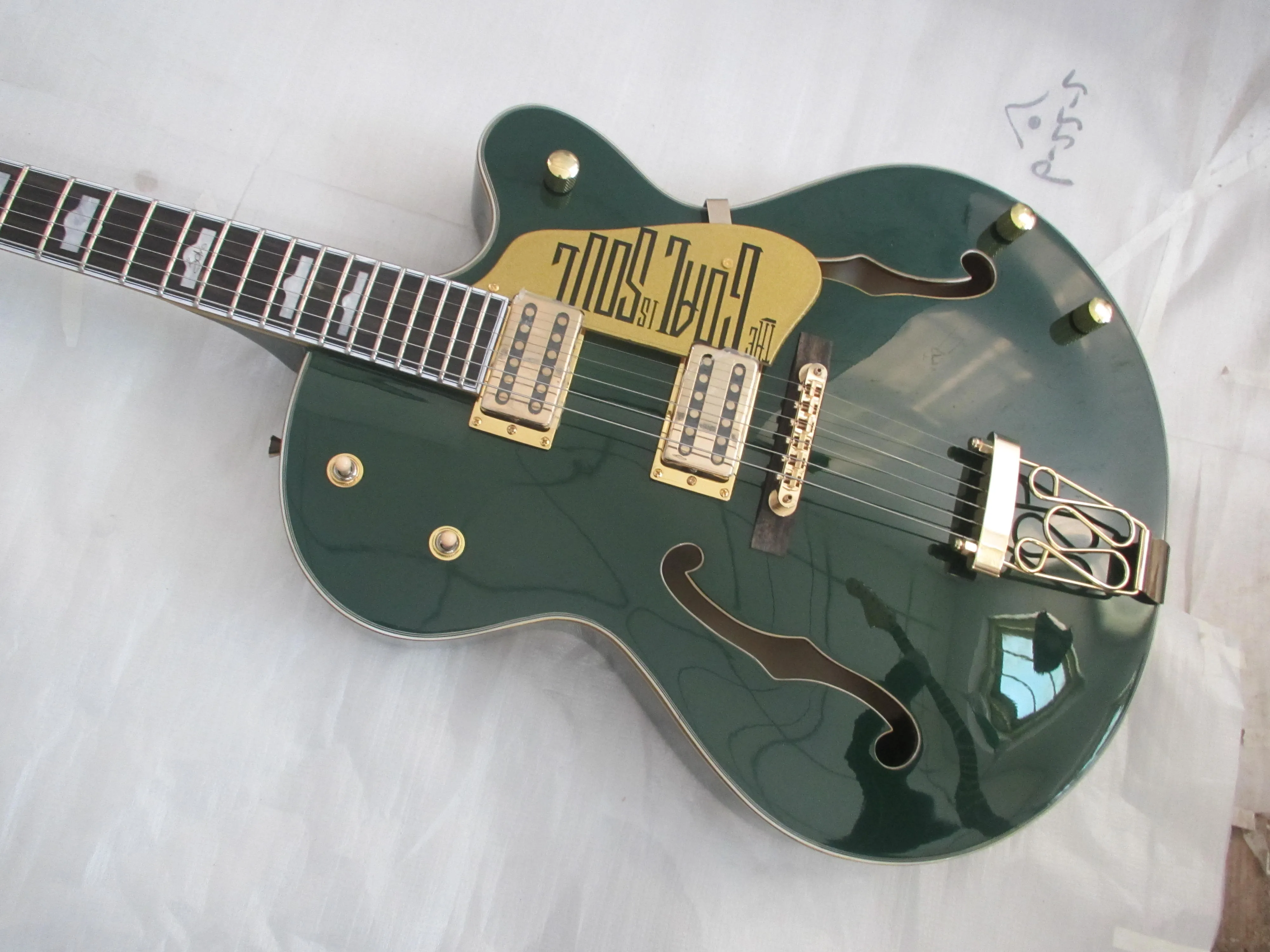 نادر G6136I BONO Irish Falcon Soul Green Jazz Electric Guitar ذو جسم مجوف ، ملزمة للجسم باللون الذهبي اللامع ، Goal Soul Pickguard