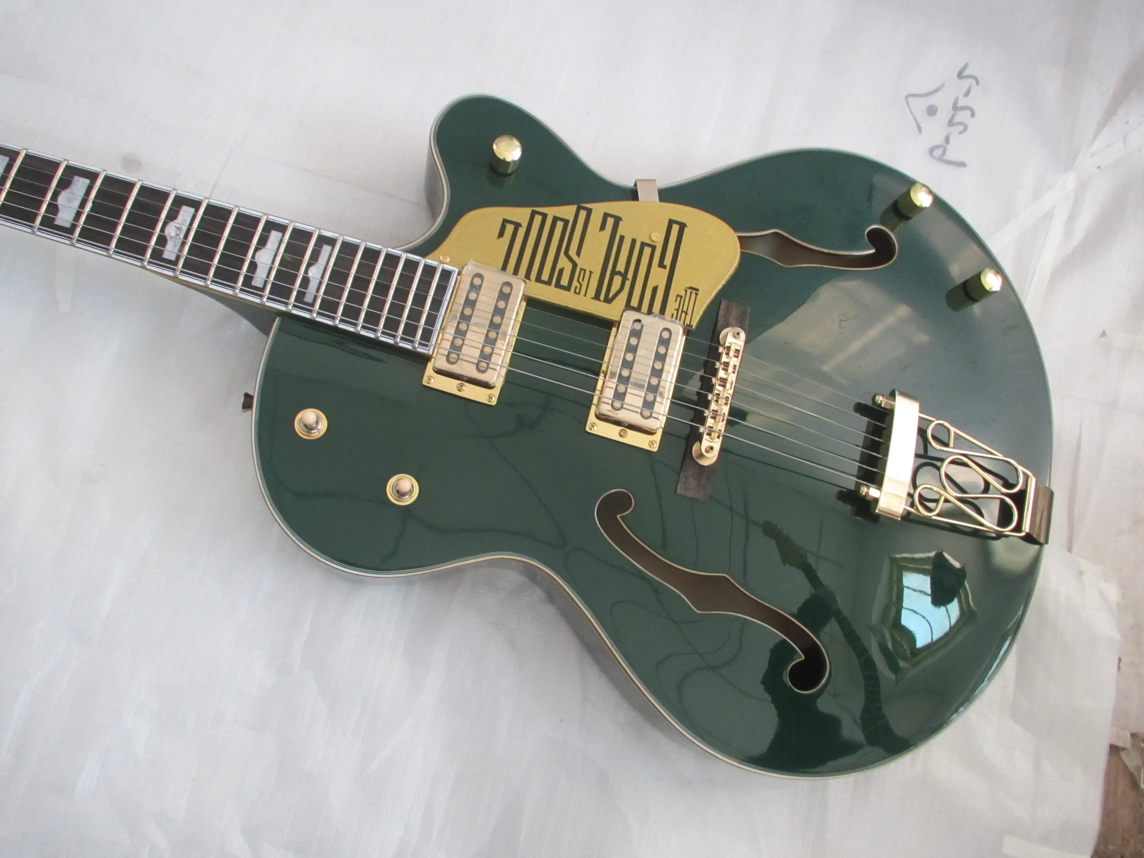 Raro G6136I BONO Irish Falcon Soul Green Jazz Guitarra Elétrica Corpo oco, Encadernação Dourada Brilhante Corpo, Goal Soul Pickguard