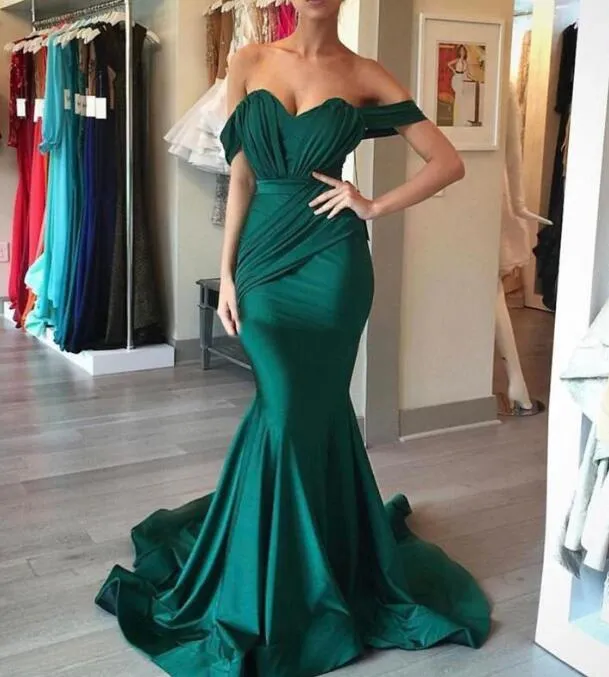 2020 Emerald Green Bridesmaid Klänningar med Ruffles Mermaid Off Shoulder Billiga Bröllop Gust Dress Junior Maint of Honor Gowns