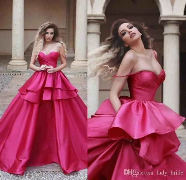 Bescheiden goedkope eenvoudige plus size fuchsia een lijn avondjurken puffy tiered satijnen vloer lengte lange formele jurk avondjurken gewaad vestidos