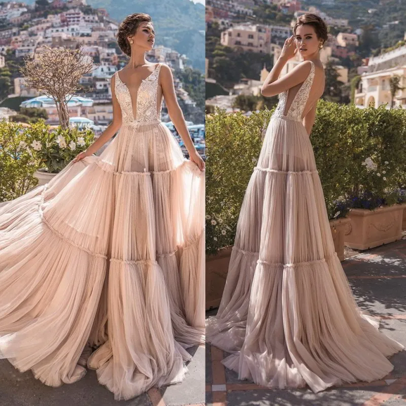 Fabulous A Line Backless Beach Bröllopsklänningar Sheer Plunging Neck Bohemian Bridal Gowns Golvlängd Tulle Boho Robe de Mariée