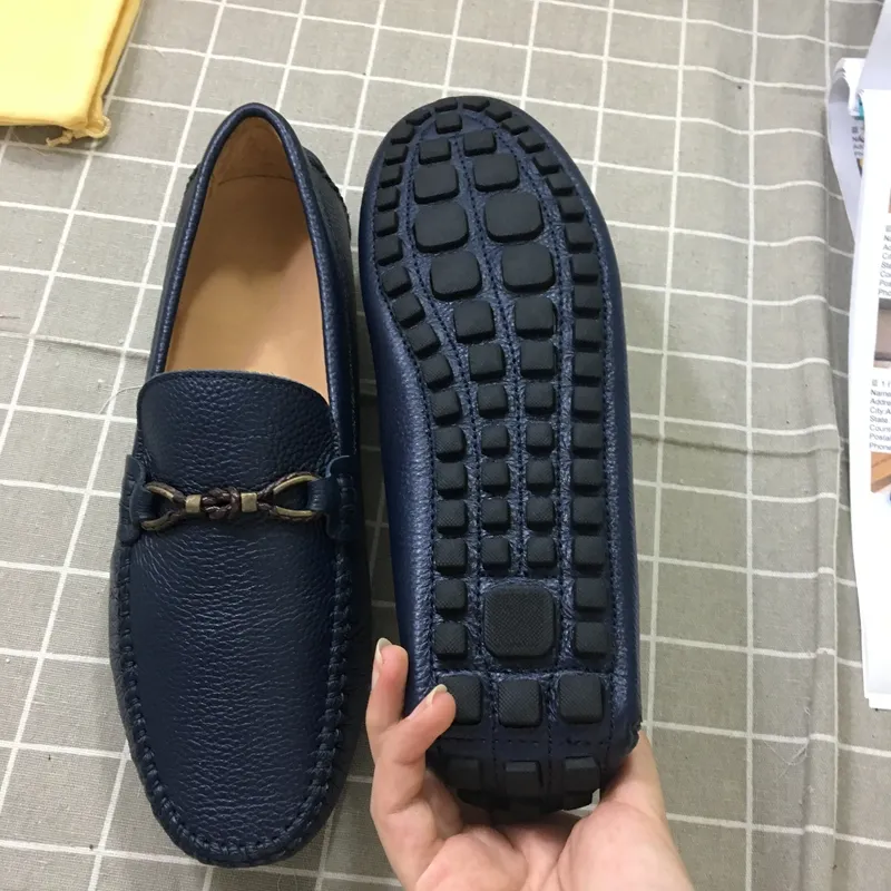 NOUVELLE ARRIVÉE 2019 Designer De Luxe Hommes Chaussures 9 Couleurs Hommes Designer Mocassins En Cuir Métal Snap Hommes Chaussures Habillées 39-45 Taille