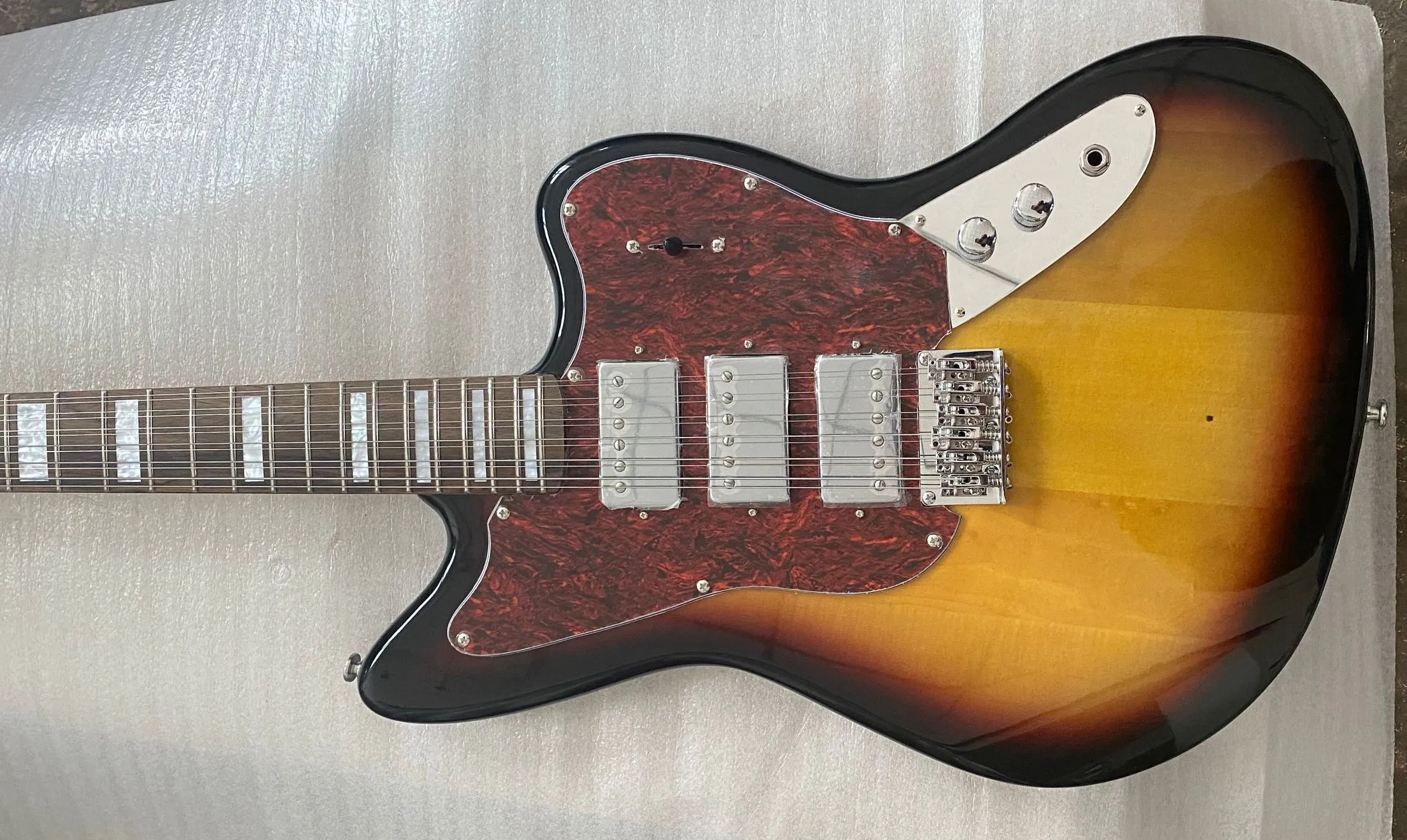 12 문자열 체리 햇살 Precision Jaguar Jazzmaster 일렉트릭 기타 더블 잠금 Tremolo Bridge, 붉은 거북이 픽 가드, 빈티지 튜너, 크롬 하드웨어