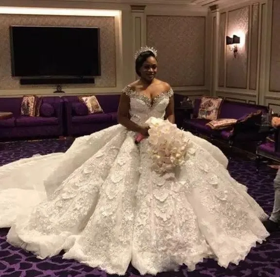2019 Gorgeous African Plus Size Bröllopsklänningar Major Beading Off The Shoulder Lace Bröllopsklänning med ren Back Modest Bridal Gowns
