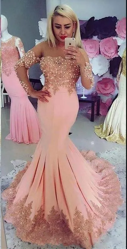 2019 élégantes robes de bal transparentes de sirène de pêche avec des appliques de dentelle à manches longues coiffées de perles voir à travers le cou robe de soirée