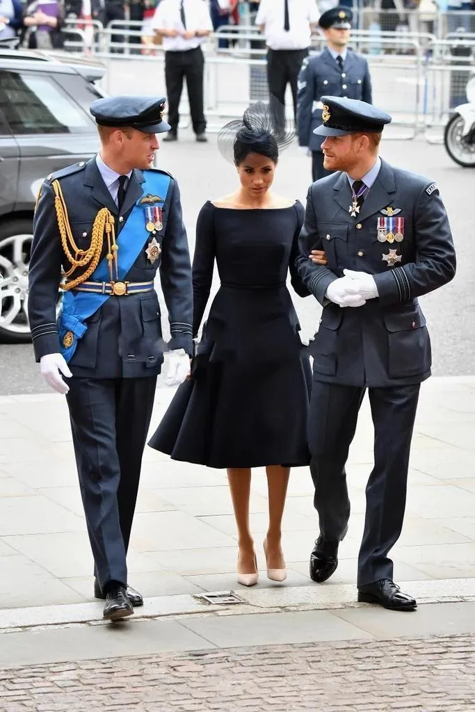 Meghan Markle marine robes de bal courtes mère de la mariée robes une ligne longueur au genou à manches longues marié mère robes de soirée formelles 2346F