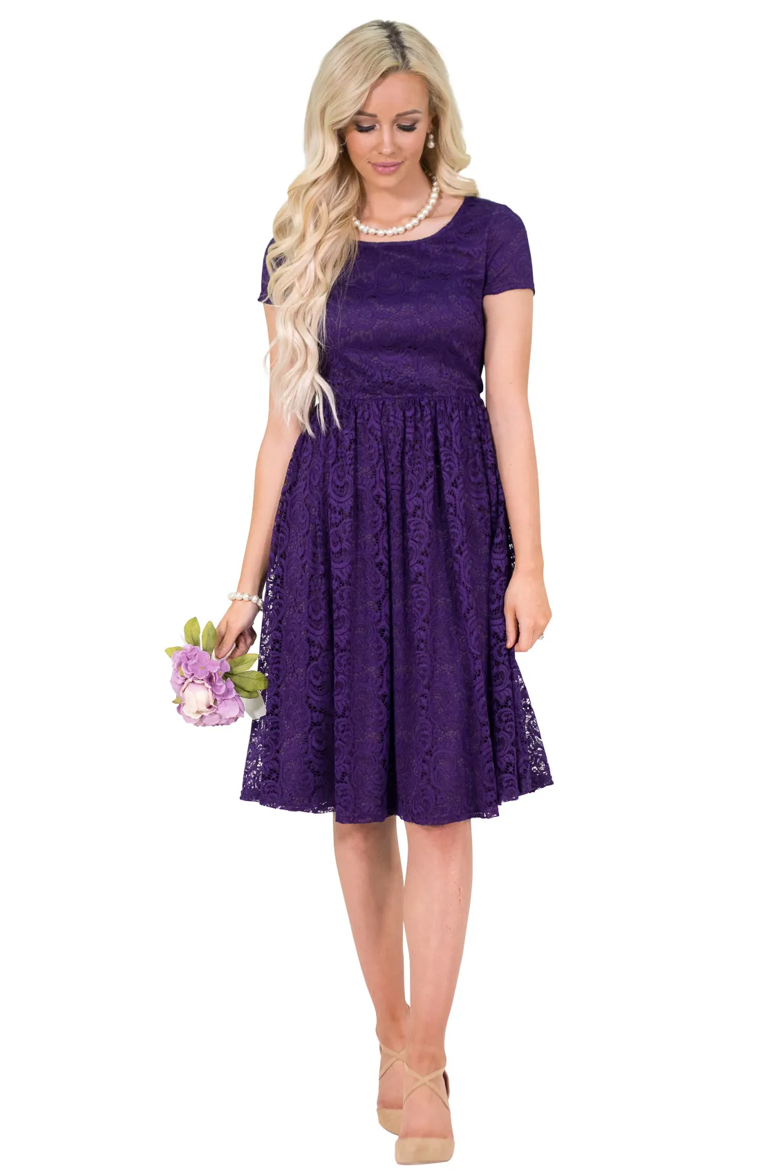 2019 Roxo Roxo Curto Modest Modest Driesmaid Vestidos com mangas curtas Joelho Comprimento Verão Informal Modest Maids of Honor Dress