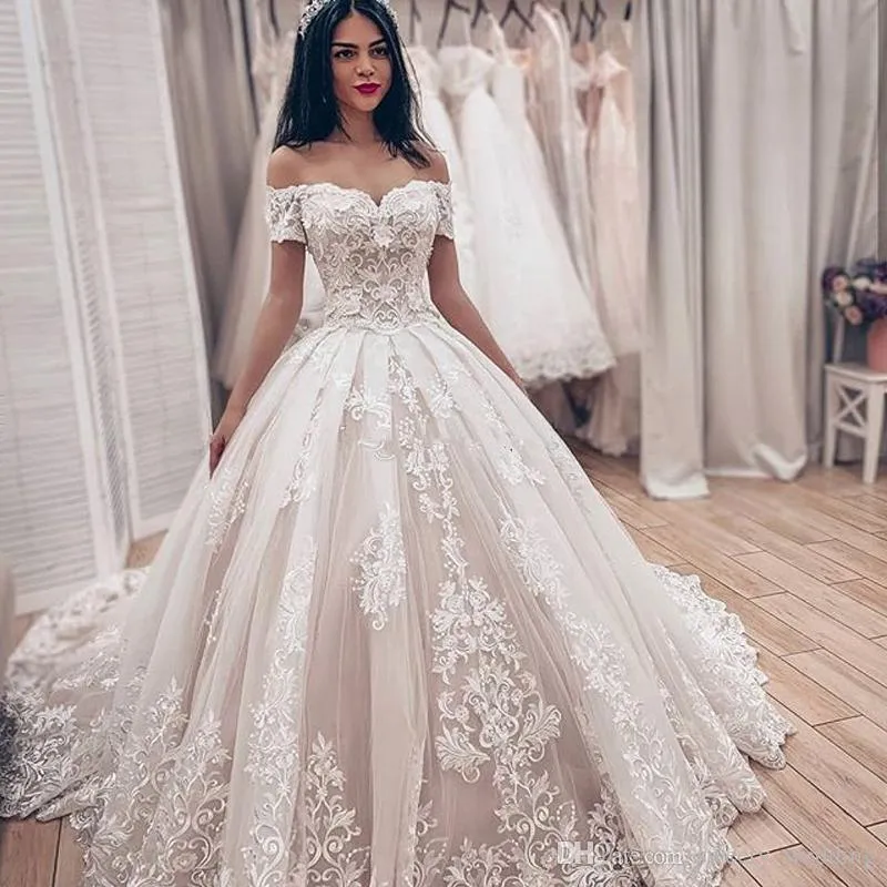 Niestandardowe krótkie rękawy koronki suknia piłka suknie ślubne 2021 z aplikacjami Off Shoulder Sweep Train Lace-Up Plus Size Tulle Suknie ślubne