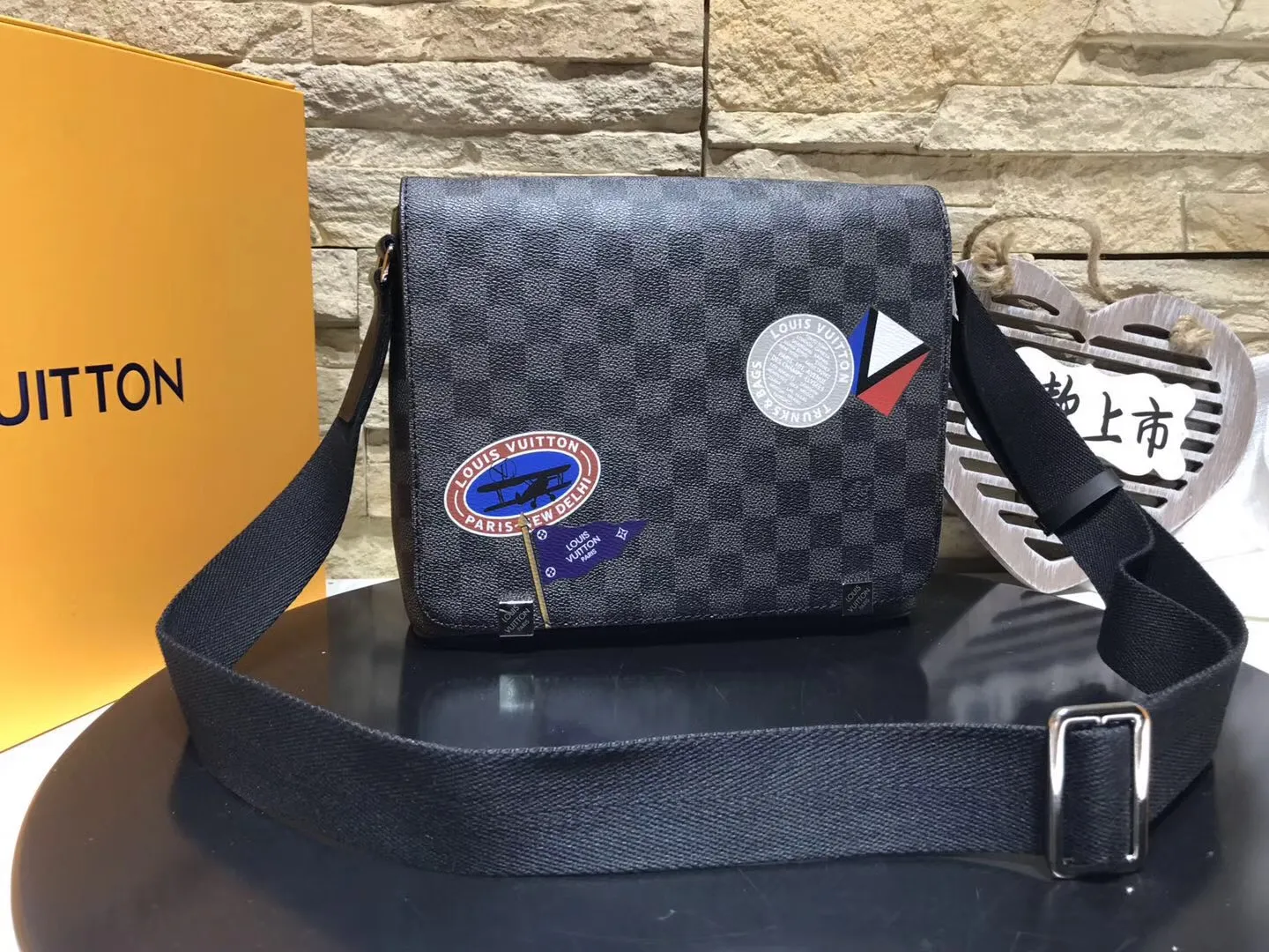 Louis Vuitton District - Bolso bandolera, Monograma Eclipse, MM :  : Ropa, Zapatos y Accesorios