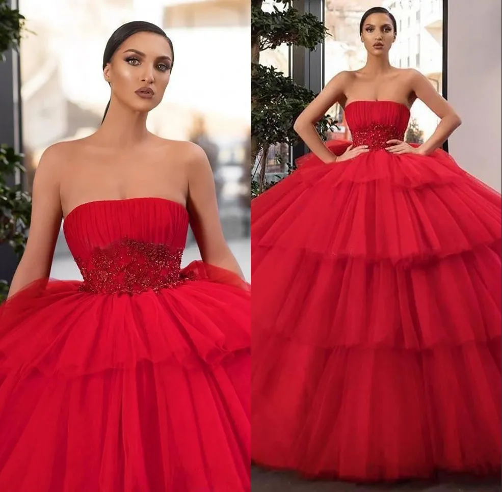 우아한 빨간색 Strapless 계층 Quinceanera 드레스 2020 자수 페르시 아플리케 볼 가운 캐스케이드 러프 파티 공주 드레스