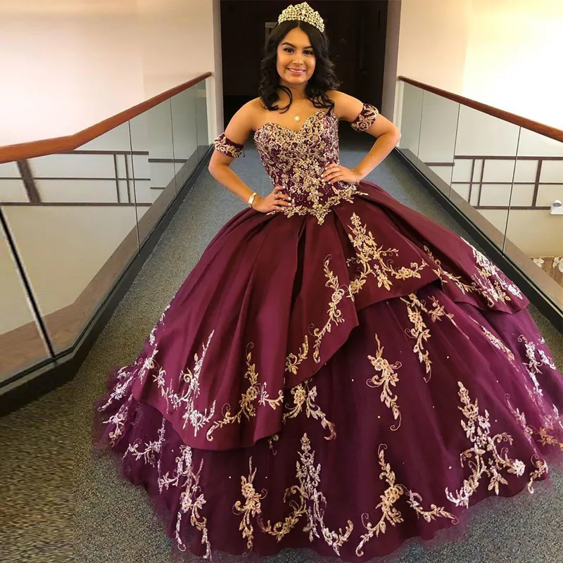 Uroczy Burgundia Tier Quinceanera Suknie Sweetheart Koronki Aplikacje Zroszony Satin Ball Suknia Bal Sukienka Corset Powrót Sweet 16 Dress