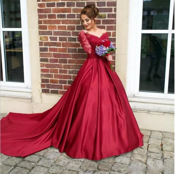 Nouveautés robe de mariée robe de bal rouge chaud chinois à vendre robe de mariée en Satin pakistanais à manches longues nouvelle conception de travail à la main