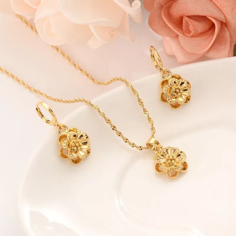 Damen Schmuckset süß 18 K Solid Gold GF Rose Anhänger Blume Halsketten/Ohrringe Europa Hochzeit Mädchen Geschenk Zuneigung