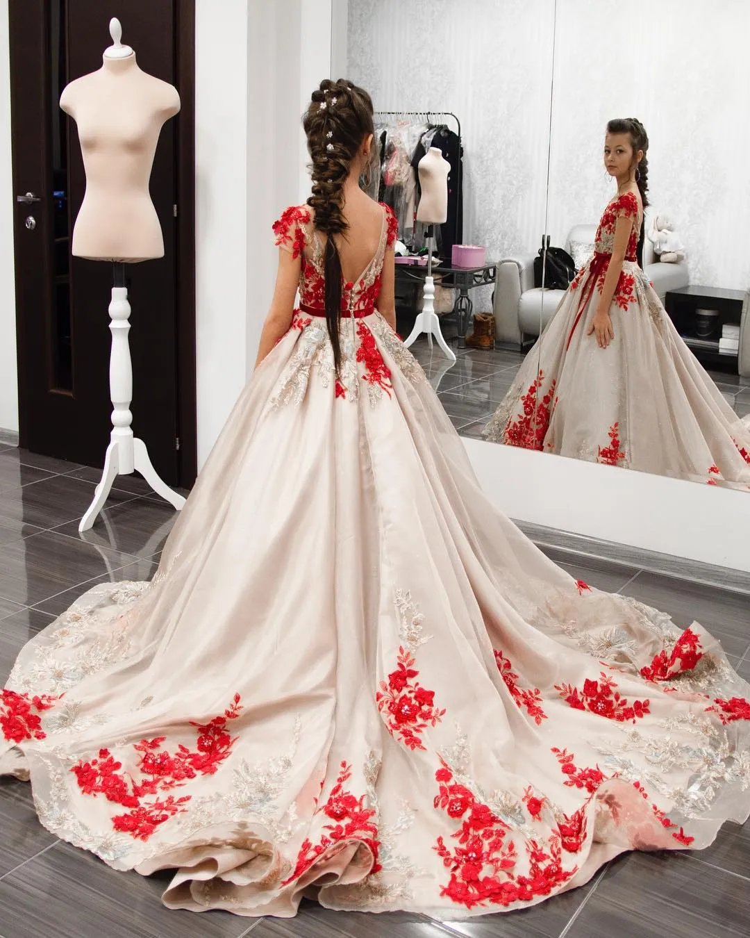 Amazing Lace Appliqued Backless Flower Girl Dresses For Wedding A Line Bateau Neck Pageant Gowns Satin Sweep Train First Communion Dress