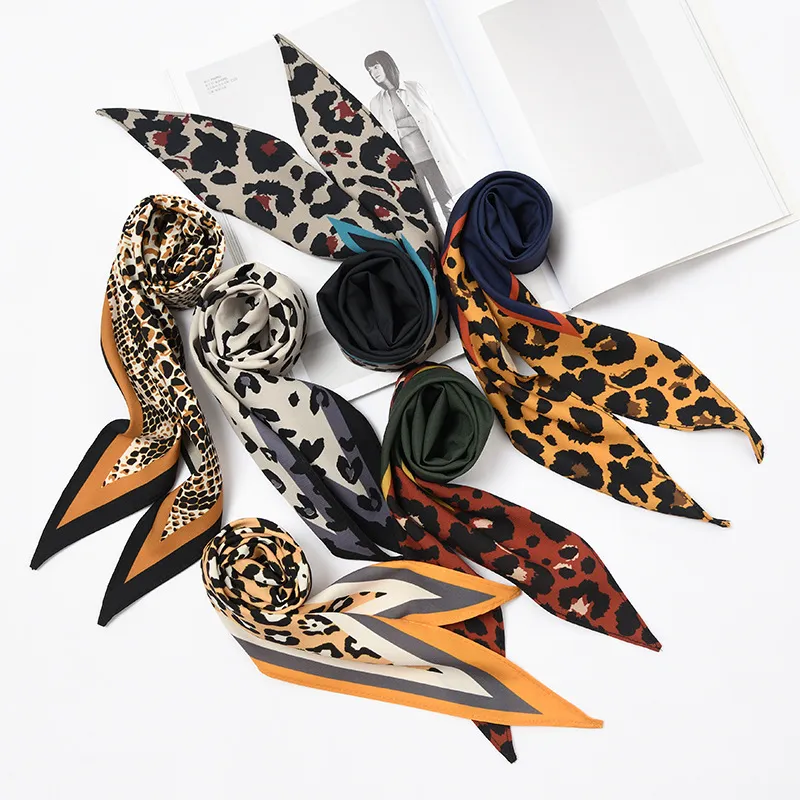 Nova moda elegante mulheres lenço de seda diamante em forma de leopardo imprimir decorativo pequeno lenço retro cabelo laço lenço lenço 17 cores m111