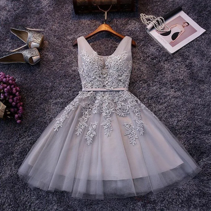 Billiga Junior Bridesmaid Dresses V Neck Tulle Lace Korta Homecoming Dresses Maid of Honor Dresses Vestido de Festa med spetsar upp CPS341