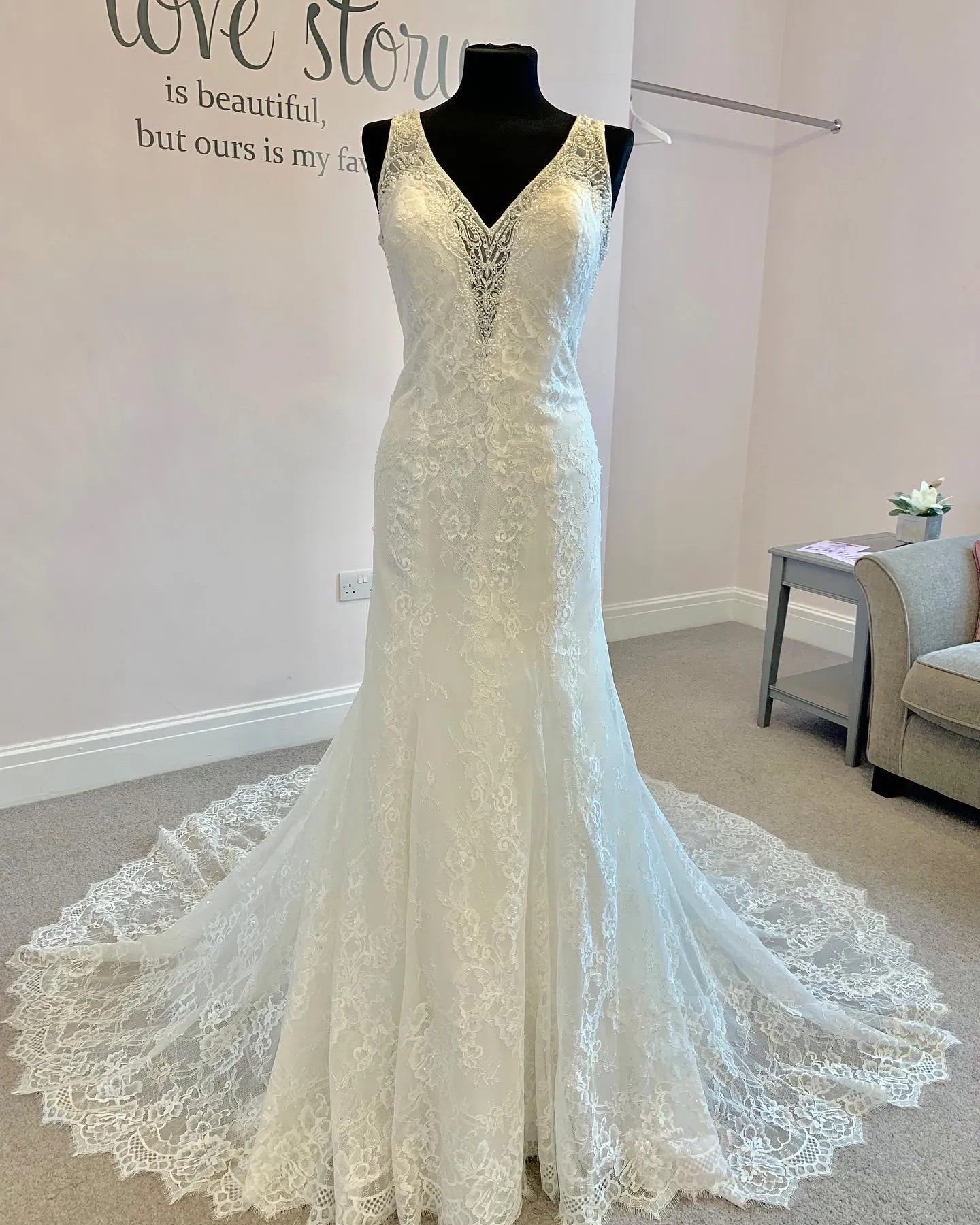 Abito da sposa in pizzo francese 2019 robe de mariage Eleganti abiti da sposa romantici Sirena Backless abiti da sposa Lungo cappella treno senza maniche