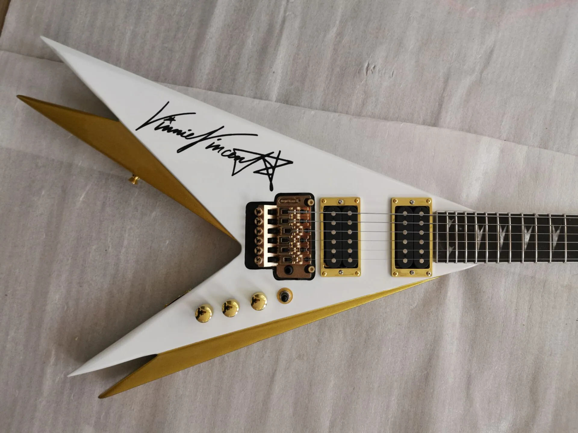 Rare Double V Kiss Vinnie Vincent Pearl White / Gold Flying V Guitarra eléctrica Floyd Rose Tremolo Tailpiece, Tuerca de bloqueo, Herrajes dorados