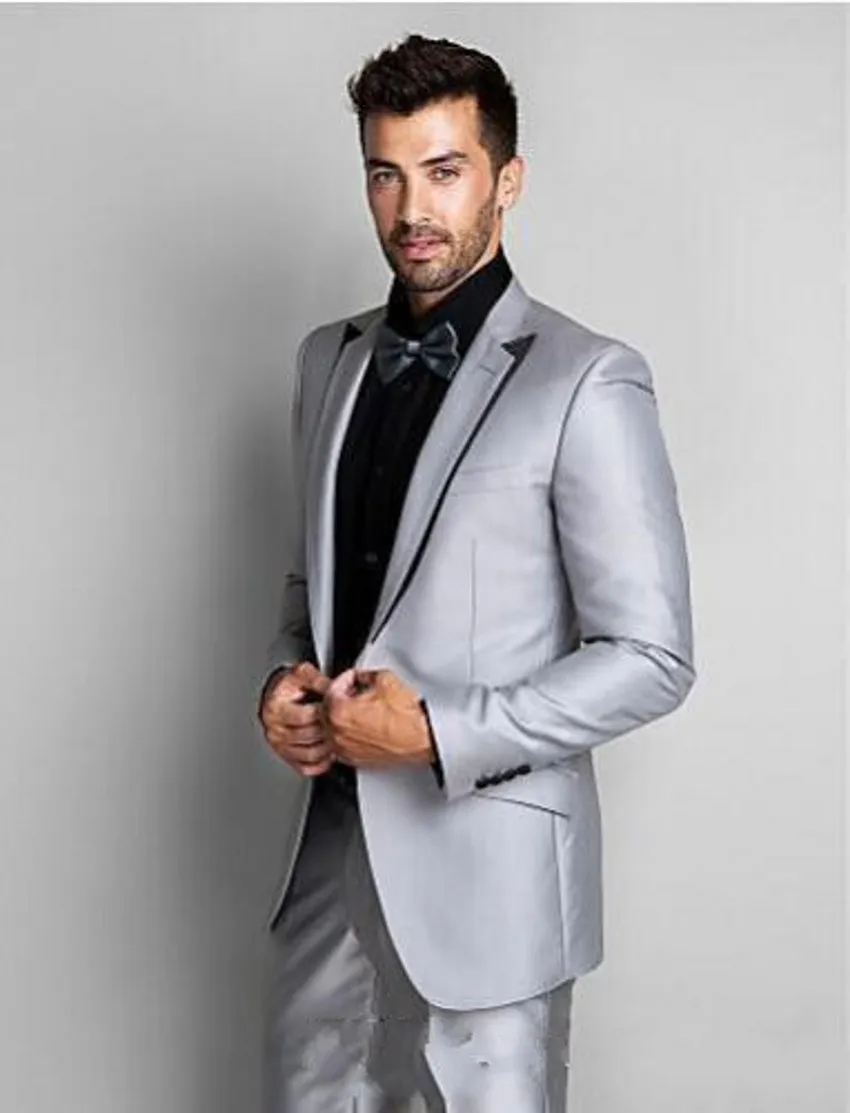 Shinny Silver Grey Men Wedding Tuxedos Peak Lapel新郎Tuxedosファッション男性ブレザー2ピーススーツPROM /ディナージャケット（ジャケット+パンツ+ネクタイ）2620