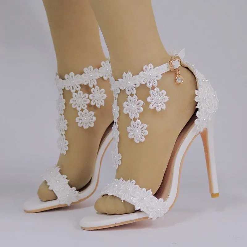 Scarpe da sposa fatte a mano con fiori in pizzo Scarpe aperte alla caviglia Sandali estivi Tacco sottile Colore bianco 4 pollici Scarpe da damigella d'onore338o