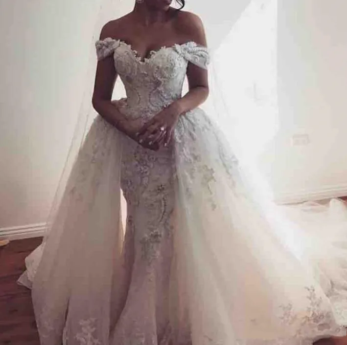 Abiti con gonna oversize sulla spalla Applicazioni in pizzo Abito da sposa in tulle con strascico staccabile Abiti da cerimonia Abiti da sposa country