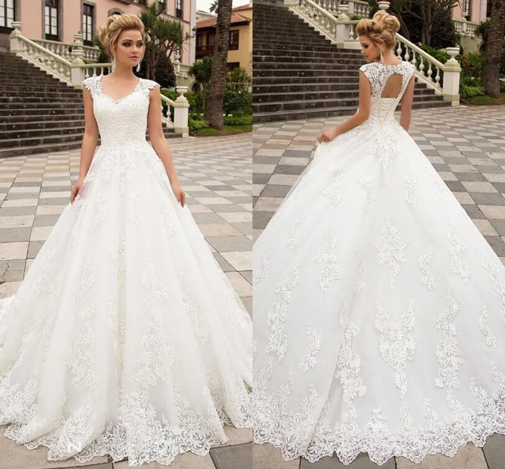 2022 Arabiska Aso Ebi Eleganta Bröllopsklänningar Boho Garden En linje V Neck Lace Appliqued Bridal Dresses Plus Size Sweep Train Corset Back Vestidos de Novia Al3927