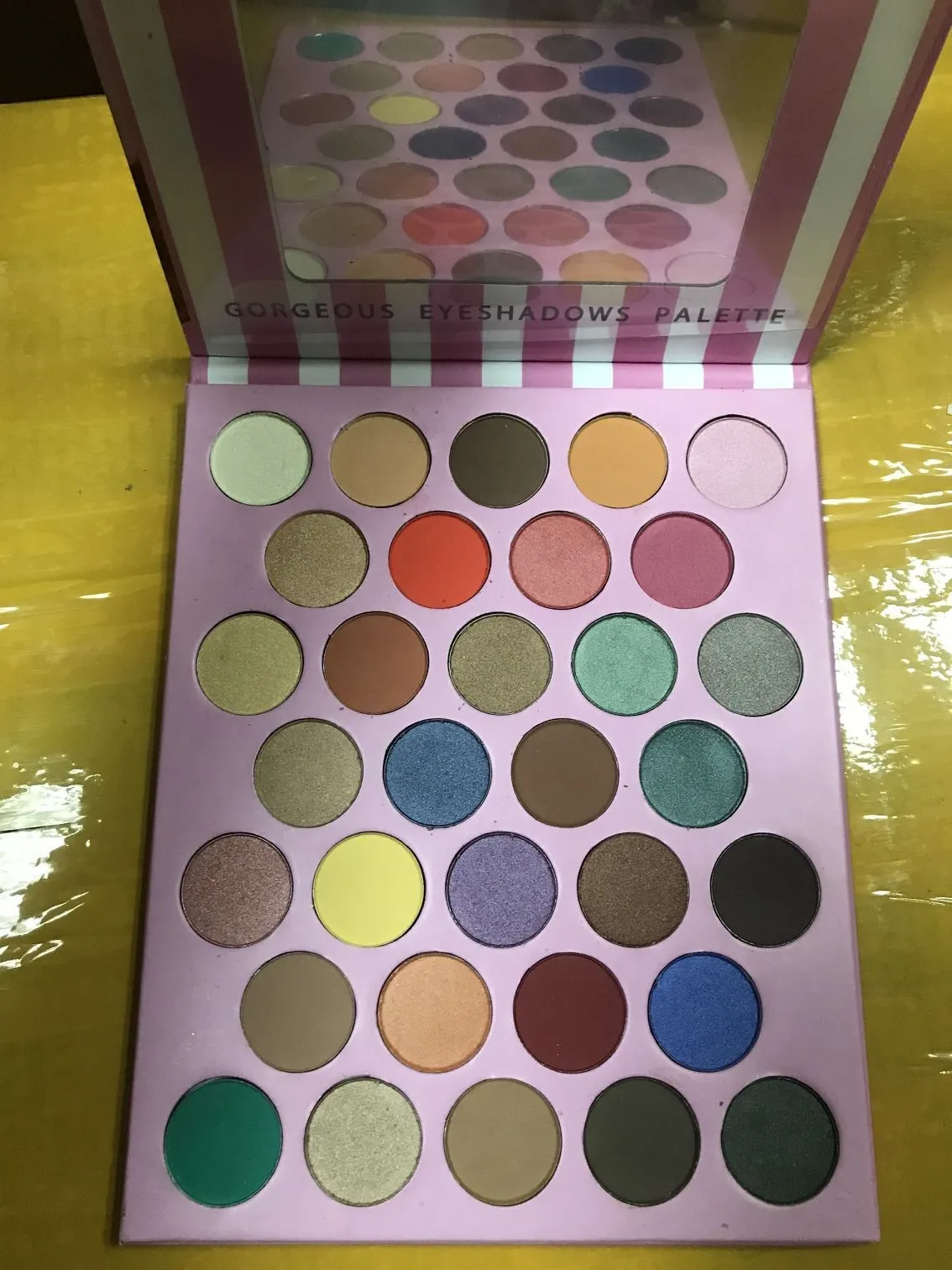 New Arrival Paleta Makeup 32 Kolory Paleta Eyeshadow Shimmer Matte Wysokiej jakości cień do oczu