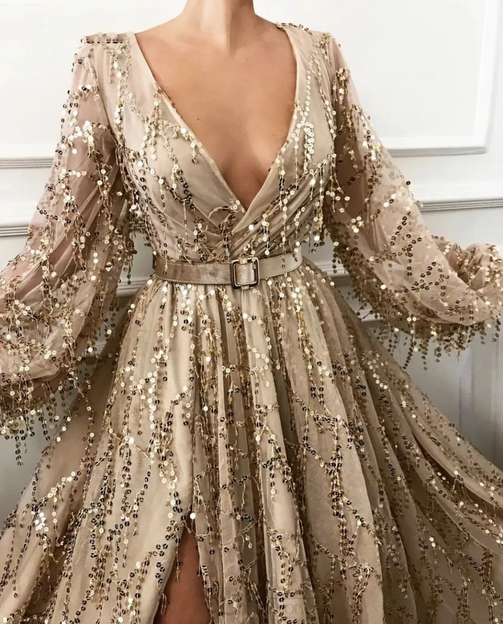 Sexy Schlitz Gold Abendkleider tiefer V-Ausschnitt 2020 Neueste Mode Pailletten Spitze Dubai Saudi Arabisch Abendkleider Lange Ärmel Formal Part196w