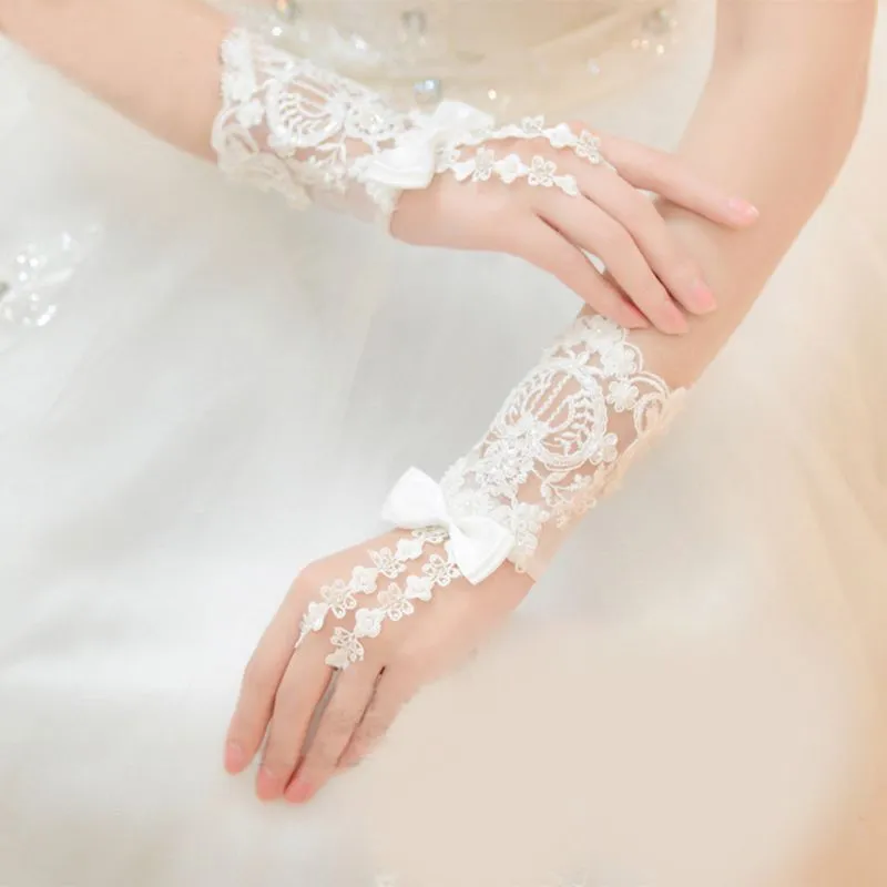刺繍花柄のレース短い結婚式の手袋サテンの弓章装飾パールビーズブライダルフィンガーレスミトン