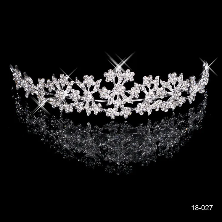 18027Clssic Hair Tiaras I lager Billiga Diamant Rhinestone Bröllop Crown Hair Band Tiara Bridal Prom Evening Smycken Huvudstycken