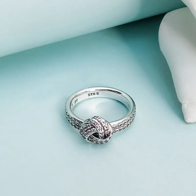 Shimmering shop knot ring